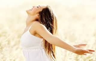 Pesquisadores da Harvard Medical School no Instituto de Pesquisa de Recuperação do Hospital Geral de Massachusetts (MGH) identificaram três exercícios de psicologia positiva autoadministrados que ajudam as pessoas em recuperação de transtornos por uso de substâncias (SUD) a aumentar sua felicidade sem drogas ou álcool. Embora a coorte desta pesquisa on-line randomizada incluísse mais de 500 adultos que auto-relataram comportamentos viciantes atuais ou anteriores, pessoas de todas as esferas da vida podem se beneficiar desses exercícios diários de escrita.